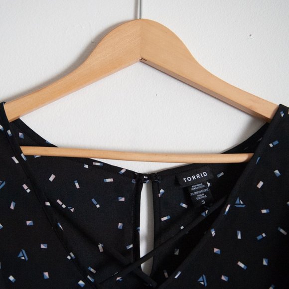 TORRID | BLACK PRINTED SCALLOP SLEEVE BLOUSE - Picture 3 of 5